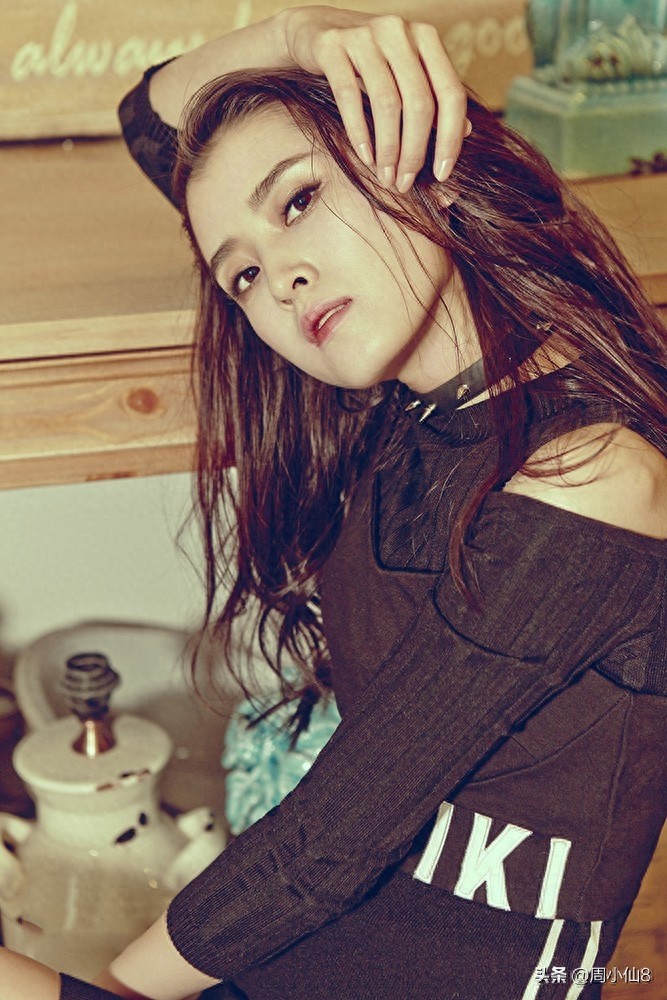 明星李若嘉，娱乐圈影视女演员，是具有实力的艺人