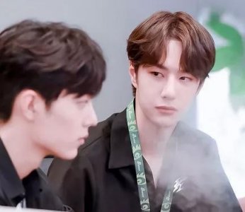 ​有一种“溺爱合照叫王一博肖战：拥抱对视都没啥，我疯了