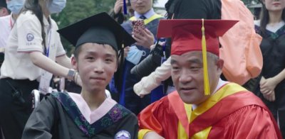 ​“轮椅学霸”张济凡：曾不听劝非要写作业，高烧在家躺了一个多月