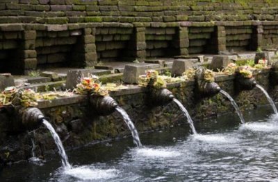 ​法国起死复活的圣泉,法国劳狄斯泉水能治癌症吗?_起死复活