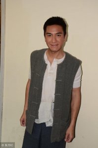 ​60岁汤镇业近照，6个孩子2对双胞胎，每年要花上千万养家！