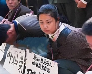 ​1995年，邵苗苗被执行死刑前，蹲在地上，双手反绑，够令人震撼。