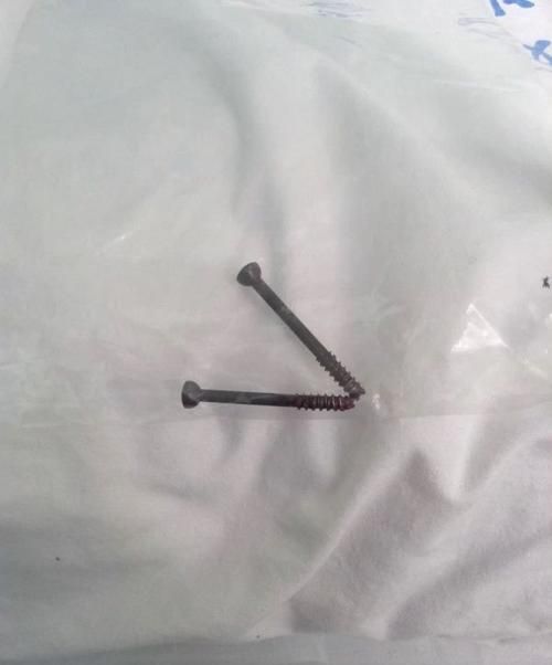 如何快速把铁钉取出