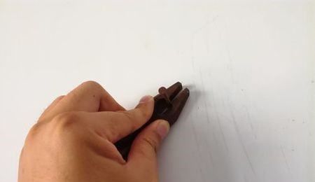 如何取出钉死的钉子,钉在墙里的钉子怎么取出?图1