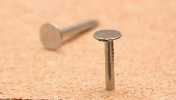 如何取出钉死的钉子,钉在墙里的钉子怎么取出?图4