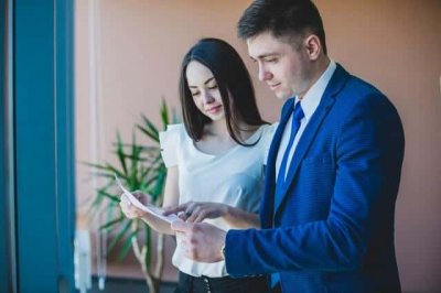 ​细节判断男领导喜欢你他的小心思很明显了（男领导喜欢你又避嫌的表现）