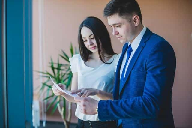 细节判断男领导喜欢你他的小心思很明显了（男领导喜欢你又避嫌的表现）