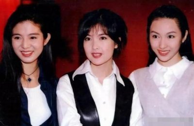 ​1999年梁咏琪郑伊健恋爱惹怒杨受成，几日后，“蛋糕门”传遍香港