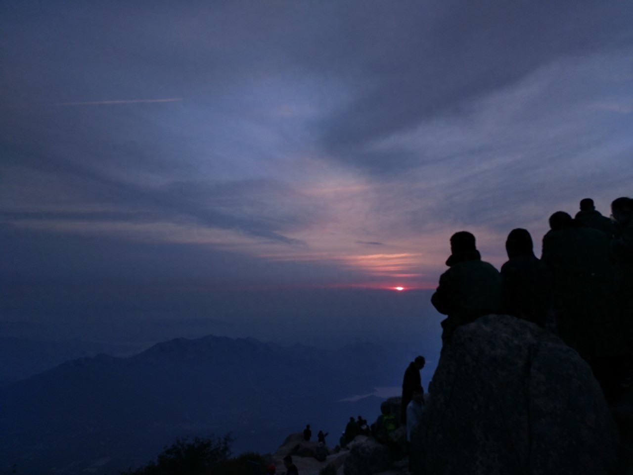 日观峰位于泰山玉皇顶东南,古称介丘岩,因可观日出而名