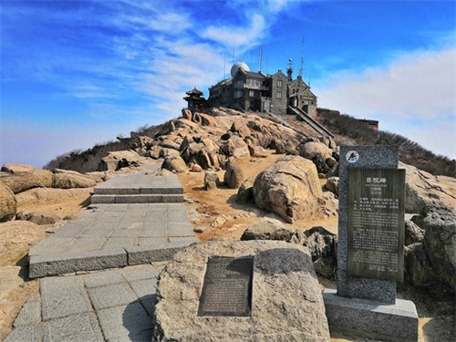 日观峰位于泰山玉皇顶东南,古称介丘岩,因可观日出而名