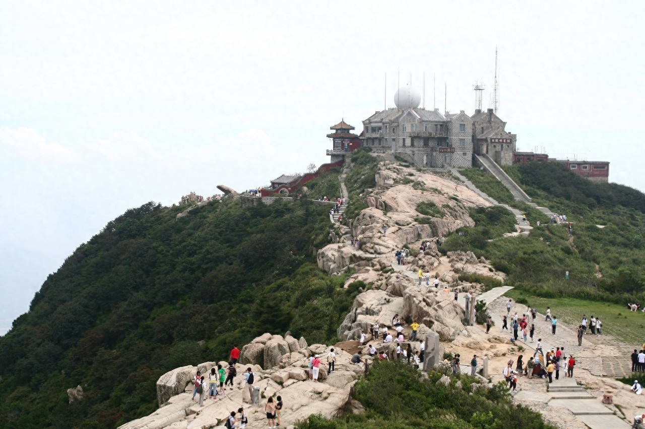 日观峰位于泰山玉皇顶东南,古称介丘岩,因可观日出而名