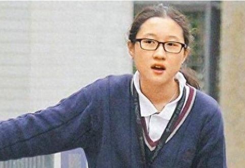 成龙的女儿小龙女，身材显瘦，一头红发像极了一个青春叛逆的女孩