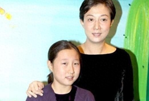 成龙的女儿小龙女，身材显瘦，一头红发像极了一个青春叛逆的女孩