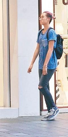 成龙的女儿小龙女，身材显瘦，一头红发像极了一个青春叛逆的女孩