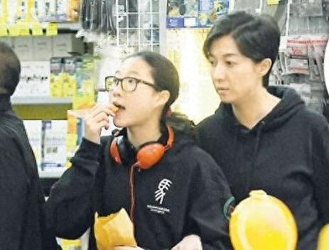 成龙的女儿小龙女，身材显瘦，一头红发像极了一个青春叛逆的女孩