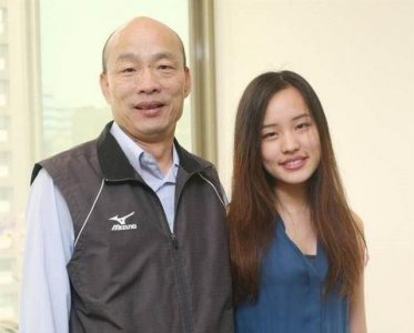 ​韩冰勾手白衣男状似亲昵，韩国瑜：那是亲戚，韩冰待字闺中