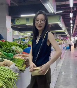 ​网友菜市场偶遇董洁买菜，素颜现身本人身材消瘦，本人很显老