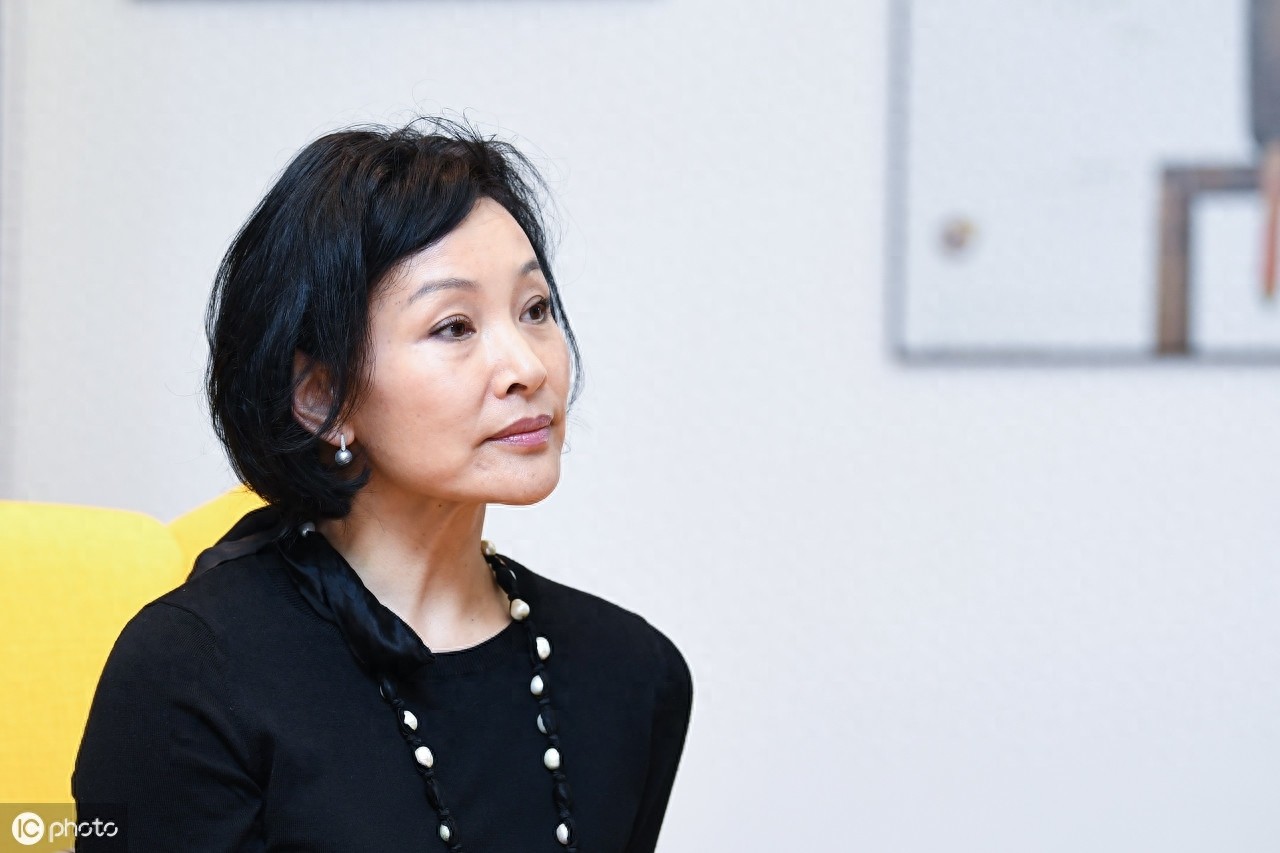 她是全世界最美50人之一,如今的陈冲已经58岁,依旧女人味十足