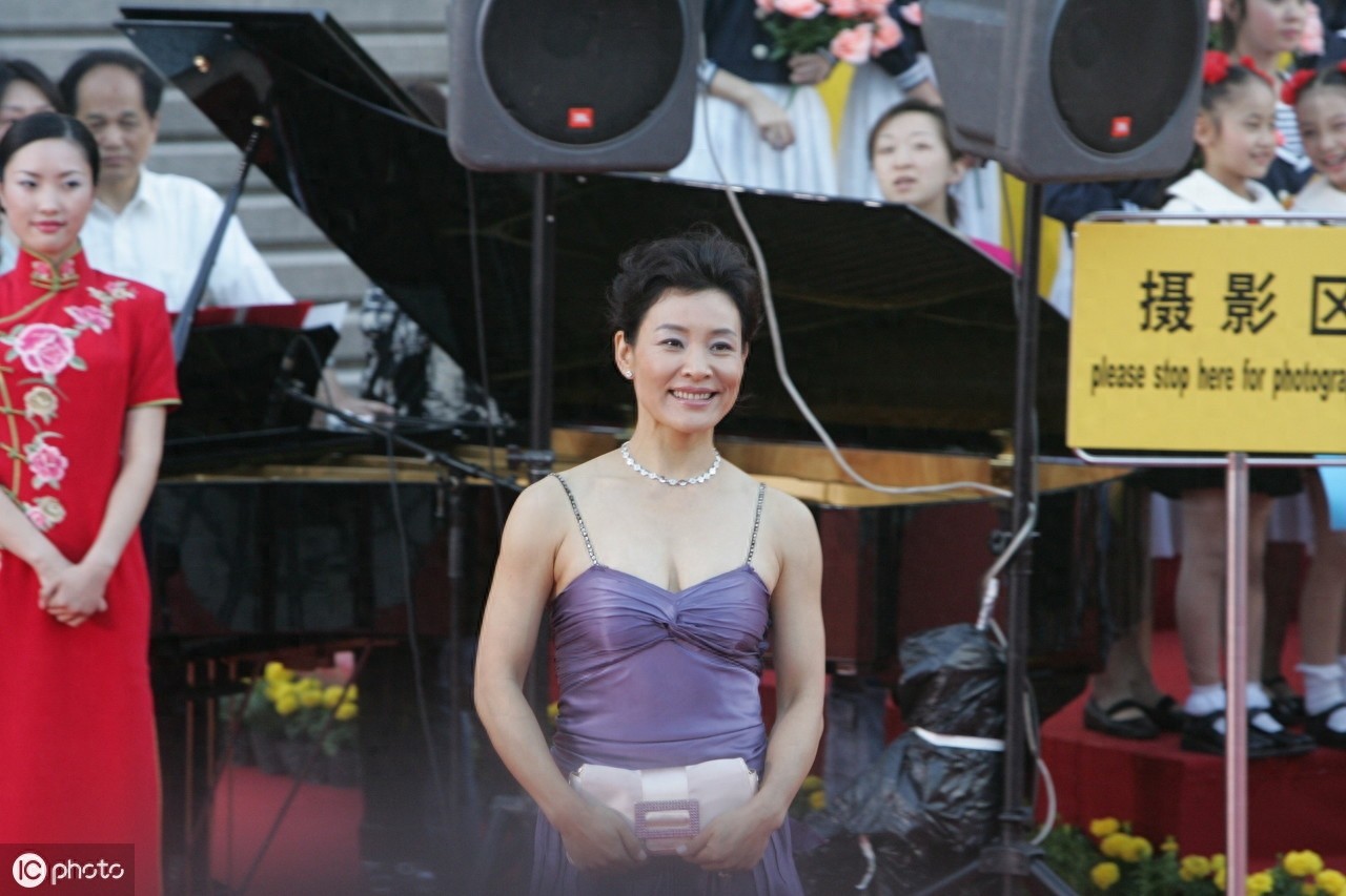 她是全世界最美50人之一,如今的陈冲已经58岁,依旧女人味十足