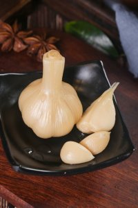 ​美味糖蒜腌制秘籍，轻松学会酸甜可口的家庭必备小吃