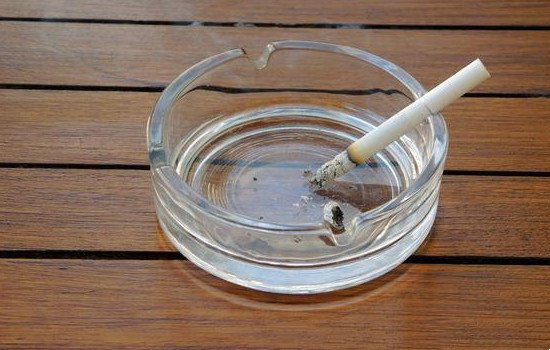 烟灰缸里为什么不能倒水的说法(烟灰缸不能倒水寓意)(1)_