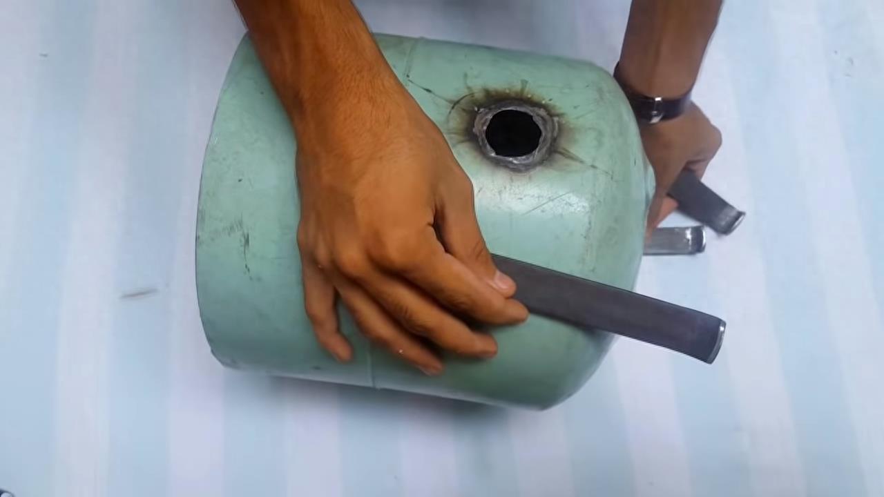 教你使用废旧煤气罐,做个迷你小火炉,方法很简单