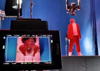 ​47岁陈奕迅近况曝光！头发凌乱发际线太高，身材精瘦穿衬衫空荡荡