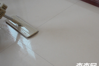 为什么地板拖完会有一层灰