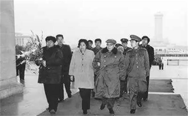 不能亲自到场吊唁(现场多人前来吊唁)(11)