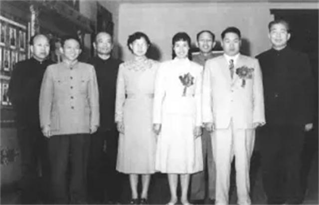 不能亲自到场吊唁(现场多人前来吊唁)(9)