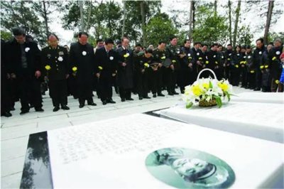 ​不能亲自到场吊唁（现场多人前来吊唁）