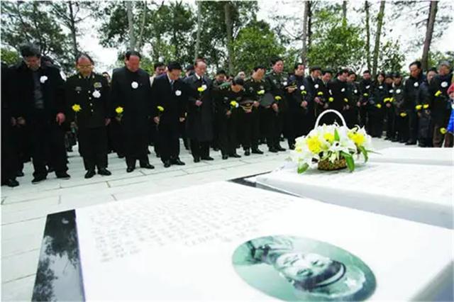 不能亲自到场吊唁(现场多人前来吊唁)(1)