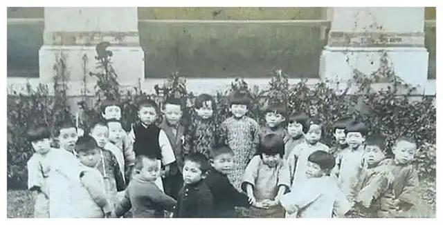 不能亲自到场吊唁(现场多人前来吊唁)(3)