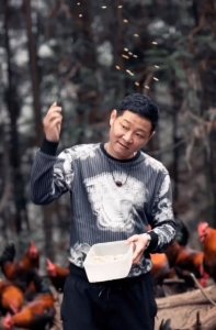 ​三德子赵亮自曝回农村原因，不演戏去养鸡身家上亿，还能娶小娇妻