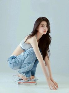 ​邱欣怡的青春魔力：一笑倾城，穿搭成风