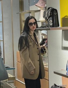 ​刘亦菲逛街被偶遇，零修图无滤镜颜值太惊人，网友求她的护肤大法