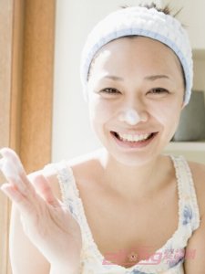 ​洁面膏和洗面奶的区别 洁面膏使用手法学习