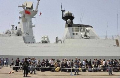 ​中国式撤侨有多牛？武装分子从头到尾不敢靠近，看标语牌上写了啥