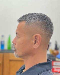 ​两侧铲短男士发型适合所有人，头发花白大叔剪完不一样，不信你看