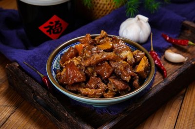 ​黄焖牛肉，简单一焖一炖，过年聚餐端上桌，亲戚夸你是大厨