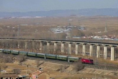 ​宁夏银川开往北京的快速列车，途经包头、张家口，全程1312公里