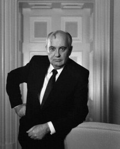 ​戈尔巴乔夫是人类功臣，他亲手拆除了苏联这个威胁人类命运的炸弹