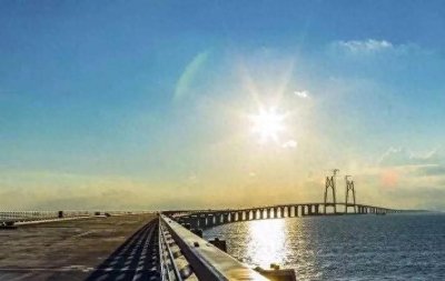 港珠澳 大桥堵车了：昔日质疑成笑‌谈，1200亿投资彰显价值