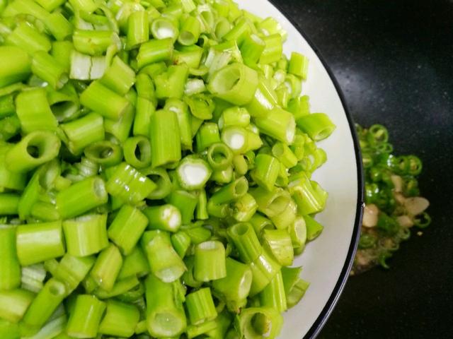 怎样炒空心菜才好吃又简单(秋天要多吃空心菜)(9)