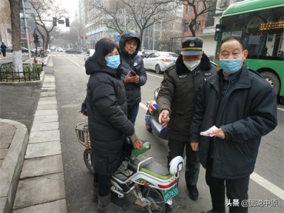 ​郑州：老人从银行里取