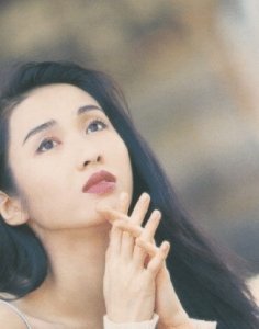 ​53岁黎姿生日晒全家福！穿深V裙性感十足，半生颠簸却能逆风翻盘