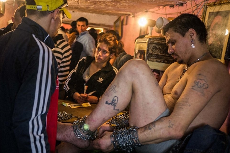 在其华丽的地表下有着不为人知的世界，他们被称作下水道儿童