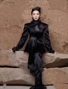 ​刘涛最新时尚画报，挑战复古猫眼妆简直A爆了，41岁气质越来越赞