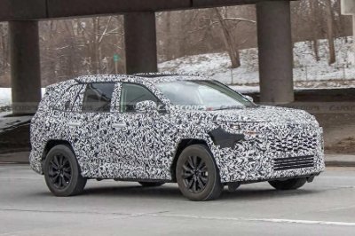 ​大改款丰田RAV测试车亮相、外观细节曝光、全新设计更动感有型